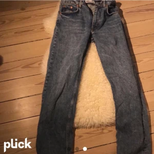 Zara jeans  - Säljer dessa midrise zara jeans då de inte är min stil längre. Använd Max 4 gånger och i bra skick. Mina bilder från förut❤️ (ej säker va frakten blir)