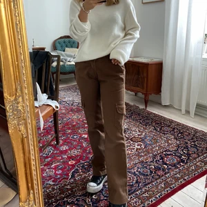Bruna Lågmidjade Cargobyxor strl. 34 - Ett par vintage bruna lågmidjade cargobyxor från PTN. Jag är 162cm lång och på mig är de lite korta. True to Size. 