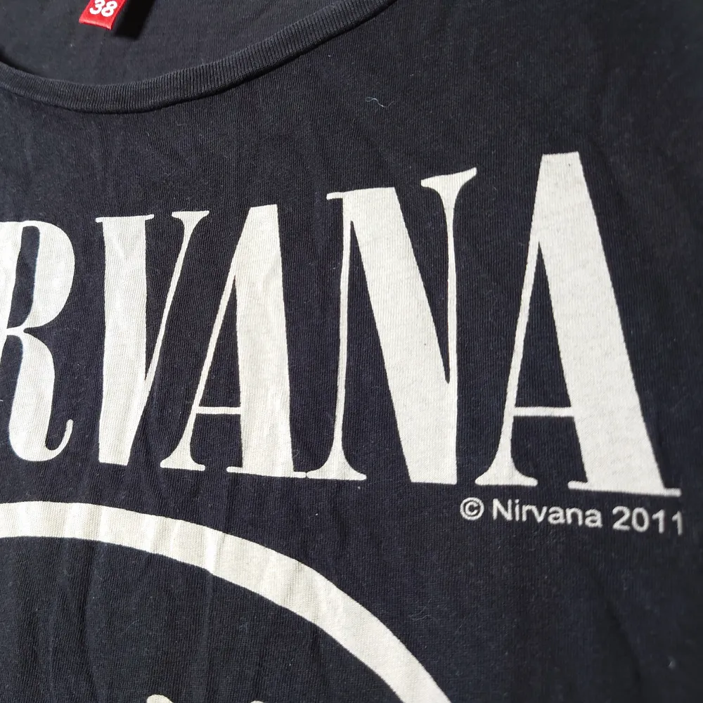 Tunn t-shirt med Nirvana-tryck, från 2011. Använd men bra skick🌻. T-shirts.