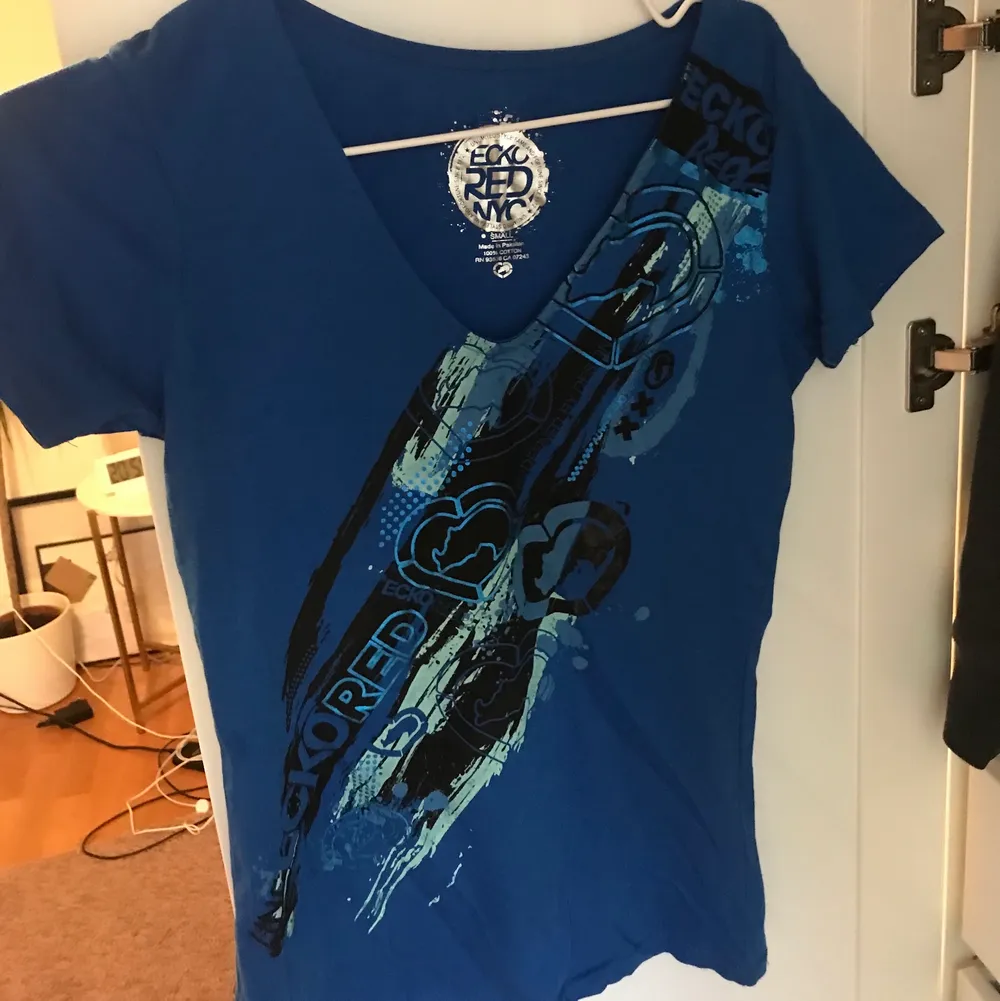 En blå Stockholmsstil ish t-shirt, endast använt ett fåtal ggr.❤️ skriv till mig om fler bilder osv!. T-shirts.