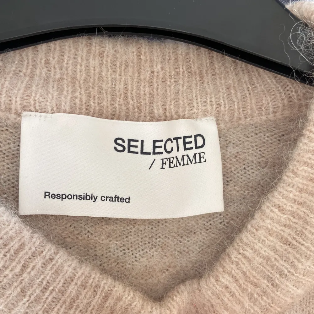Stickad tröja från fint märke (Selected) Använd Max 5 gånger, köpt för 500Kr på Design Only, mitt pris 200kr. Stickat.