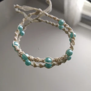 Armband - Makramé armband med pärlor som jag tillverkar själv och därför kan du välja bland många färger och obegränsat antal🌺 Frakten varierar beroende på beställningen men brukar va på 13 kr