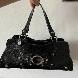 Y2k Guess väska lackerad - Skick: Ny, oanvänd. Köptes tidigt 2000-tal. Möts i Stockholm eller fraktar :)🖤