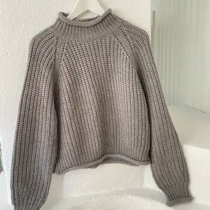 Supermysig grå stickad tröja från NAKD i storlek S. Säljer den då den inte kommer till någon användning. Endast använd ett fåtal gånger och är i ett nytt skick. :) 