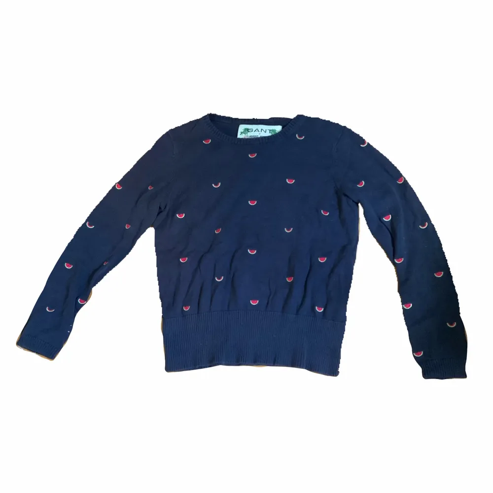 sweatshirt från gant med jätte söta små meloner, hör av dig vid intresse! . Tröjor & Koftor.
