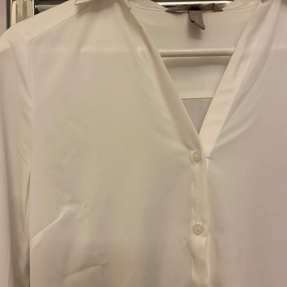 Säljer denna lite genomskinliga vita silkes skjorta från H&M pga att den är lite för liten för mig. Använd max tre gånger.. Blusar.
