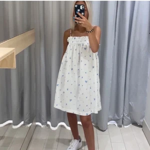 Klänning - Säljer min superfina vita klänning med små blåa blommor på från hm, endast använd fåtal gånger!!