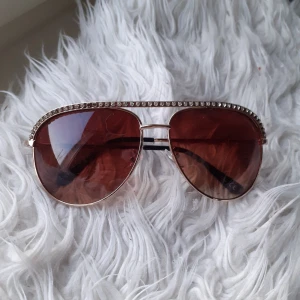 Solglasögon - Snygga men också roliga solglasögon som jag inte använder. Köparen står för frakten