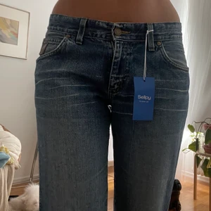Mid/low waist crocker jeans - KÖP INTE DIREKT Ett par blåa snygga jeans som tyvärr är lite korta på mig som är 170. Sitter så fint i midjan och i modellen. Skriv för frågor eller fler bilder 💞 Jag kan mötas upp i Stockholm eller posta, men då tillkommer frakt kostnad