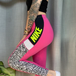 Nike tights - • Ascoola och rosa tights från Nike • Snygga detaljer långs med benen, materialet är i bomull. Superbekväma att ha på! Tyvärr är tyget lite för tunt så mina tatueringar syns igenom.