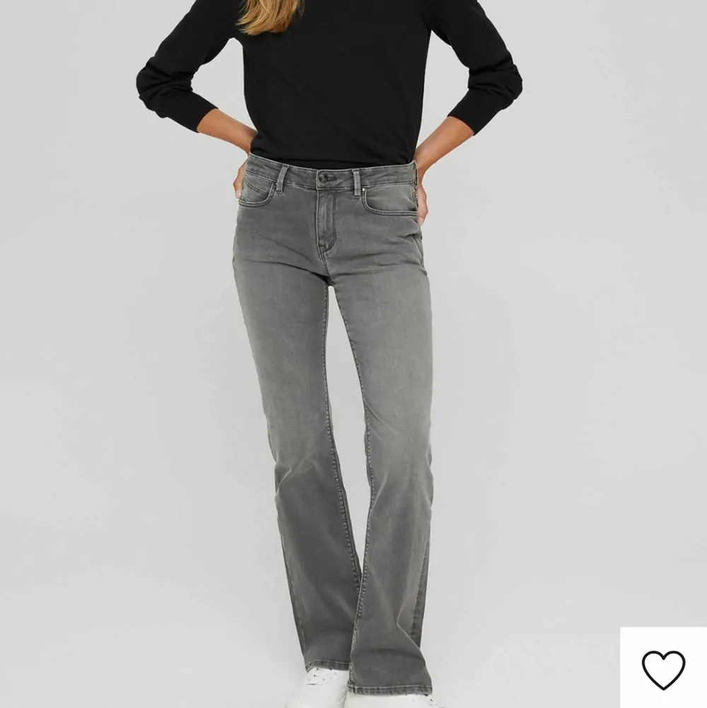 Säljer nu min jätte fina gråa jeans, som är köpa från esprit. Köpta för 899 kr för ungefär 2 månader sen. Slutsålda i nästan alla storlekar. Säljer för 399 kr! Långa är dom på mig som är 165. P Skriv för fler bilder 👌🏼💖 . Jeans & Byxor.