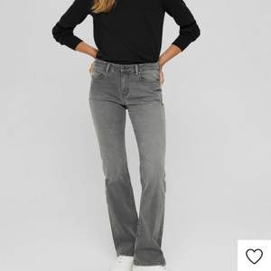 Säljer nu min jätte fina gråa jeans, som är köpa från esprit. Köpta för 899 kr för ungefär 2 månader sen. Slutsålda i nästan alla storlekar. Säljer för 399 kr! Långa är dom på mig som är 165. P Skriv för fler bilder 👌🏼💖 