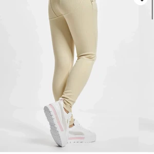 Freddy wr. up byxor - Freddy wr. up byxor i nyskick! I storlek L men skulle nog passa en M oxå! Supersköna och skitsnygga! Nypris: 1417:-, passa på nu!💗