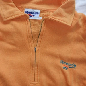 Reebok tröja  - Sweatshirt från Reebok, köpt på humana för länge sedan. Den har tyvärr blivit lite nopprig :( Står ingen storlek men skulle gissa M/L! Skriv för frågor eller fler bilder