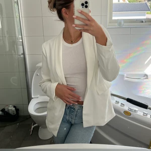 Vit kavaj - Snygg vit blazer / kavaj från Nelly i storlek 36🤍🤍