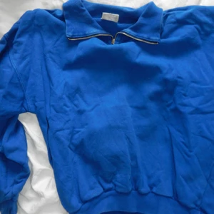 Blåa sweatshirt  - En piké liknande tjocketröja som jag köpt second hand i Köpenhamn! Skriv för frågor eller fler bilder🦋