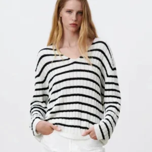 Tröja  - Säljer nästan oanvänd tröja från zara. Köpare står för frakt, fler bilder kan skickas om du vill ha