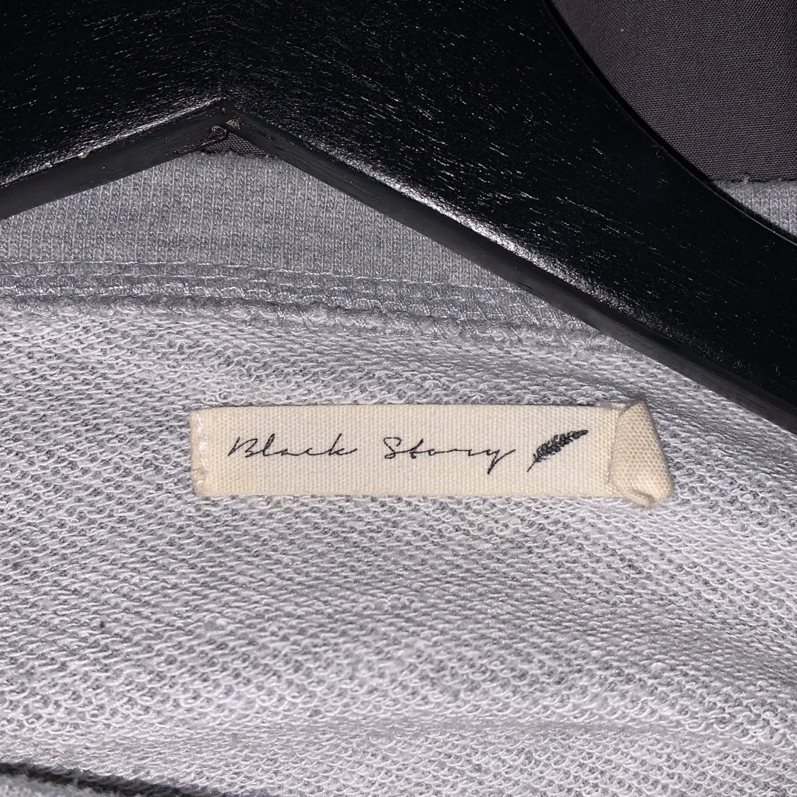 Grå tröja med snörning på armarna - 91