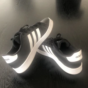 Adidas skor - Gamla skor knappast använda så bra skicka, inga skador eller märken, knappt creasade storlek 38 2/3. Köparen står för frakt