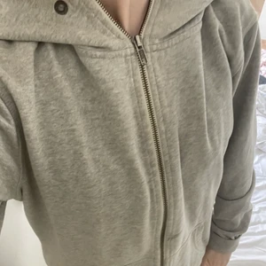 Grå Zip-Up Hoodie  - Grå Zip-Up Hoodie från The Essentials i storlek 42! Säljes för 30kr+frakt! Om du har budat högsta budet är den din! 💞 Tar endast Swish och köparen står för frakten! 