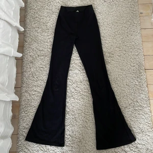 Utsvängda leggings  - Säljer dessa för att dom är för små. Nypris: 249kr 💗