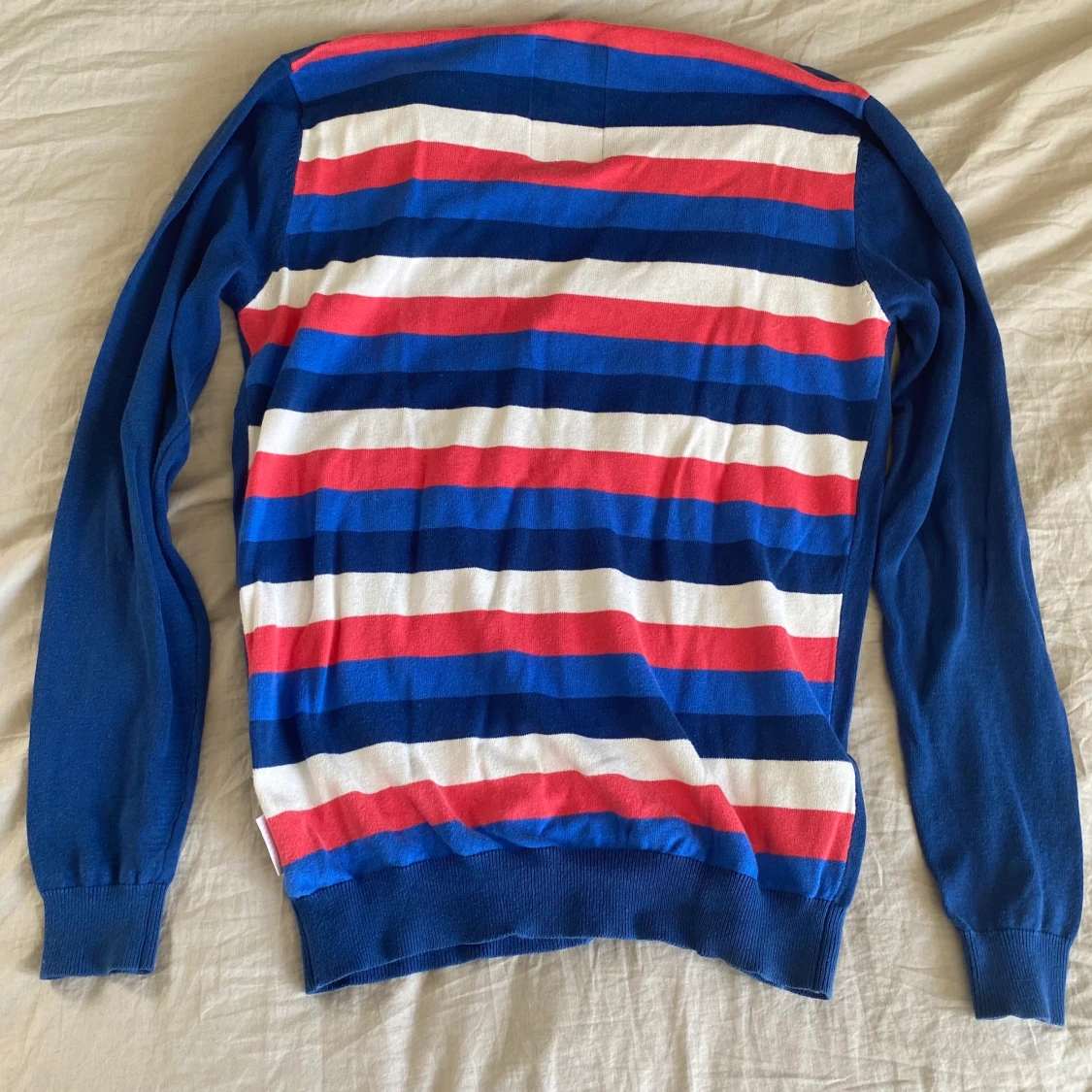 Fin blå, röd och vit vintage kofta från humör - 90