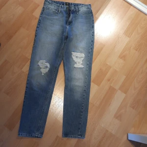 Lee jeans mom straight  - Mellanhög midja, går en vit nedanför ankeln på mig som är 170 storlek w26 L31