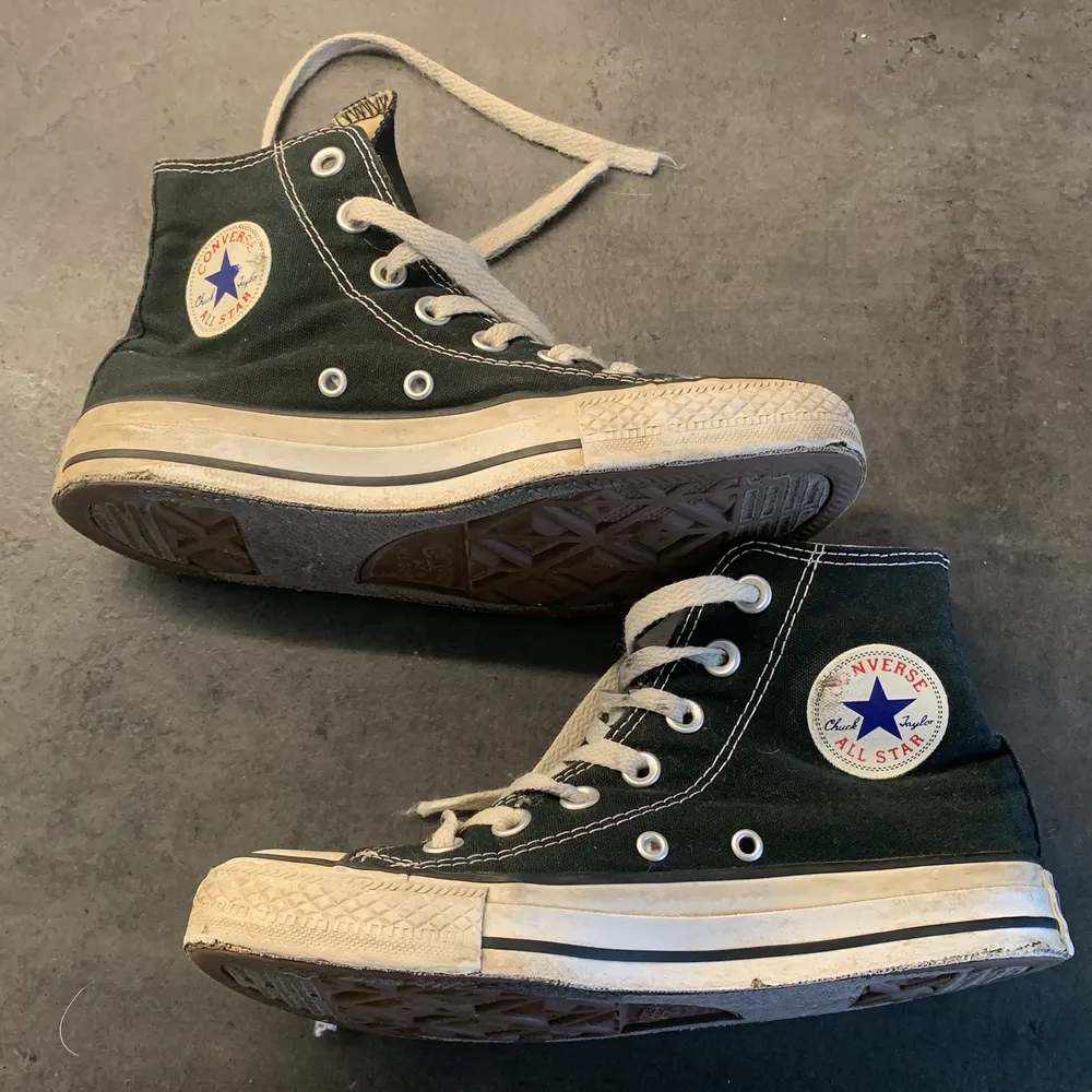 Säljer mina gamla svarta converse i storlek 35 då dom är på tok försmå. Dom är inte sönder på nåt ställe , dock är dom lite slitna (se bilder för skick) köparen står för frakten ! (Kan tvättas en extra gång vid önskemål) 💘. Skor.