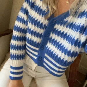 Blå randig kofta - Så söt croppad blå vit randig kofta! Önska jag använde den mer, men tycärr gör jag inte det. Så otroligt skönt material, jätte mjuk! Otroligt söt! Helt perfekt!
