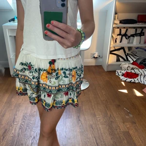 Fin kjol från zara  - Jätte fin kjol som bara är använd 1 gång. Kontakta för mer bilder och info ❤️ TYCK INYE PÅ KÖP NU 