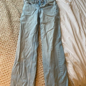 Mid waist stright jeans💗 - Säljer dessa snygga mid rise stright jeans från zara! Använd ett antal gånger men utan effekter köptes för 359 säljer för 150 kr!💗💗 storlek 32