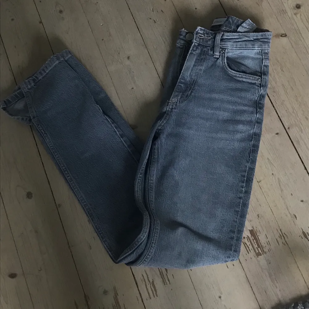 Jättefina gråa zara jeans med en slits nere vid foten! Säljer pga de är för små för mig❤️. Jeans & Byxor.