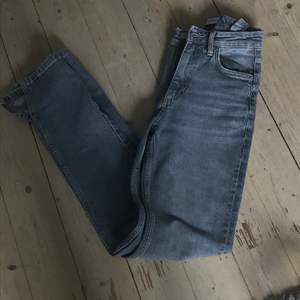 Jättefina gråa zara jeans med en slits nere vid foten! Säljer pga de är för små för mig❤️