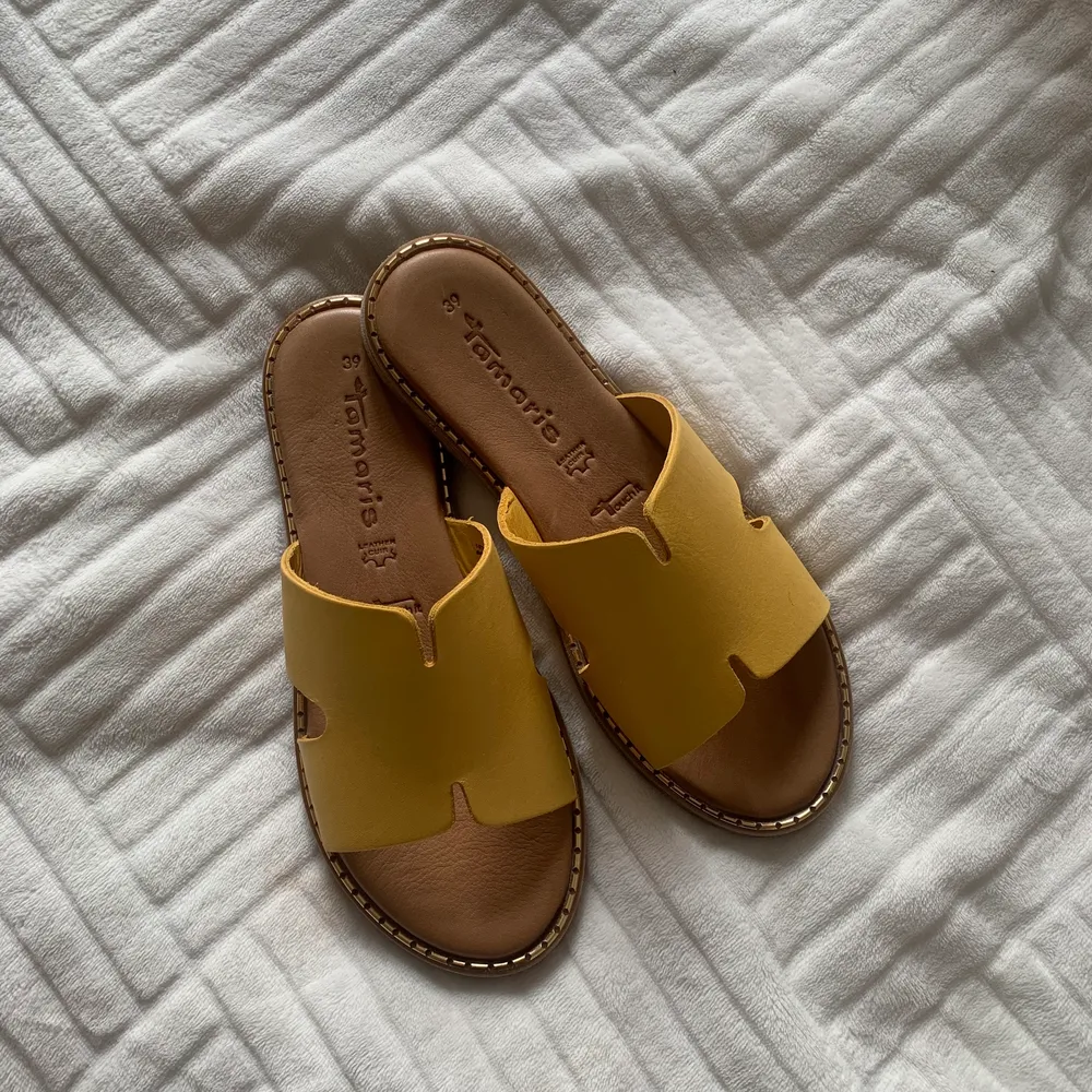 Säljer ett par till av denna fina sandal, endast provade. Äkta skinn i en så fin gul färg, super bekväma och perfekta nu under sommaren. Spårbar frakt tillkommer. . Skor.