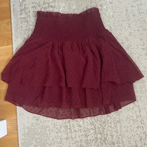 Volangkjol  - Lägger ut igen då jag inte fick den såld✨ jättefin volangkjol från bikbok i storlek S!passar perfekt att använda som en topp också.  Inga defekter. Använd 1 gång! 💖 Skriv för flera bilder ❤️