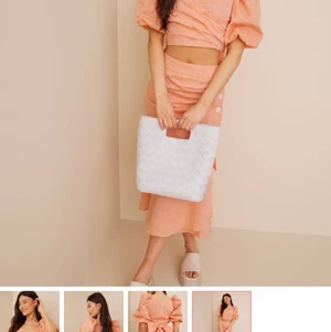 Gina tricot omlottblus - Superfin omlottblus i den magiska färgen corall! Säljs pga av att den tyvärr är för liten. 