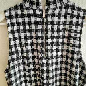 Svart ruttig klänning  - Svart ruttig klänning storlek l mer som L/M  