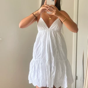 Vit klänning - Suuuper söt & populär klänning ifrån Zara som jag köpte för att ha i Grekland men lyckades glömma den hemma, inga lappar men den är oanvänd!💓🤩