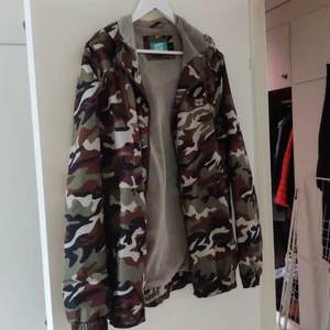 Sweet skateboards camouflage tunn jacka - Jacka köpt på Junkyard från märket sweet skateboards. Använd fåtal gånger men i väldigt fint skick. 