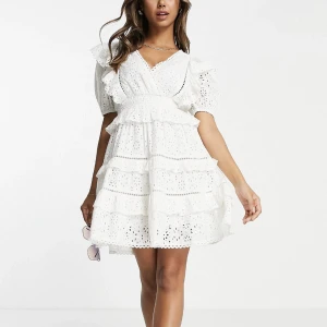 ASOS klänning - Säljer denna klänning från miss selfridge som är helt slutsåld. Den är i storlek 32 och är helt oanvänd med lapparna kvar. Köparen står för frakten💕