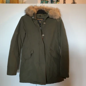 Woolrich jacka - Jacka från Woolrich i stl S. Jättefint skick, knappt använd. 