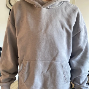 Hoodie  - Hoodie från Zara i storlek M snygg ljusgrå färg till våren . Köpt på herr avdelningen. Nypris 299 . Pris kan diskuteras. Köpare står för frakt . 