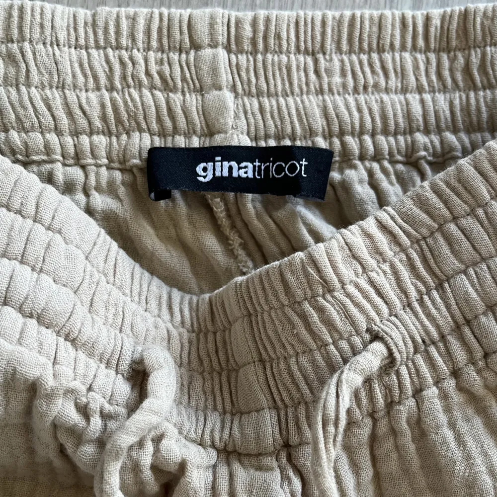 Säljer dessa linne shorts ifrån Gina, storlek 32, ordinarie pris 200kr, nytt pris 80kr👍🏻. Shorts.