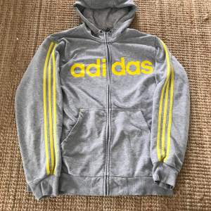 Säljer en adidas zip för jag använder den inte längre. Sitter som en boxig L. Skicket är 8/10 har inte använt den så mycket.