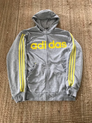 Adidas zip - Säljer en adidas zip för jag använder den inte längre. Sitter som en boxig L. Skicket är 8/10 har inte använt den så mycket.