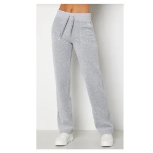 Grå juicy byxor  - Säljer mina gråa juicy byxor med fickor pågrund utav att de ej går till användning längre. Möter helst upp💞 Nu har jag även gjort så ni kan lägga bud på byxorna ❤️