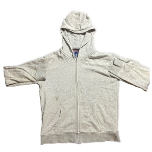 Gant zip up hoodie - Gant zip up hoodie Skick: 5/10 (sliten vid armbågarna) Nypris: 1300kr Storlek: 160-170 Skriv privat för fler bilder!