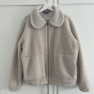 Beige teddyjacka - Säljer min fina beiga teddyjacka i stl.L, perfekta vårjackan som går att styla på många olika sätt.  Är använd men bra skick, säljer pga flytt och måste göra mig av med grejer!