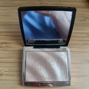 Knappt använd highlighter från Anastasia. Discontinued, kommer inte börja säljas igen.