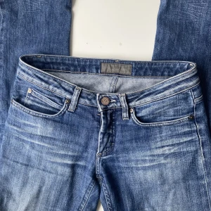 Acne jeans  - Säljer dessa snygga jeans från acne, det är min mammas gamla jeans från 2000-talet. Dom är försmå för mig så derför är det en bild från nätet på hur dom sitter. Skriv om fler bilder!🤗